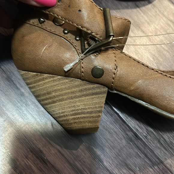 Brand New Blow Fish Studded Chunk Heels Sz 8 - Picture 3 of 4